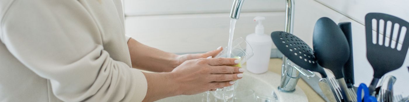 mosogató csaptelep modern konyhába, magas ívű kifolyóval és könnyen kezelhető karral