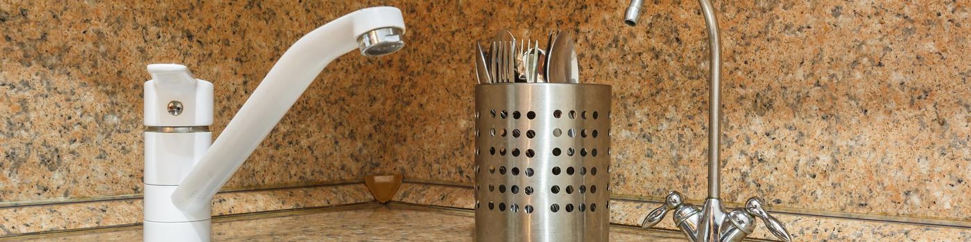 fehér mosogató csaptelep minimalista stílusban, könnyen tisztítható felülettel és stabil rögzítéssel