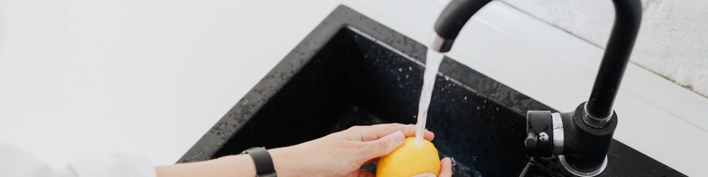 fekete mosogató csaptelep modern konyhába, elegáns megjelenéssel és kényelmes karos vezérléssel