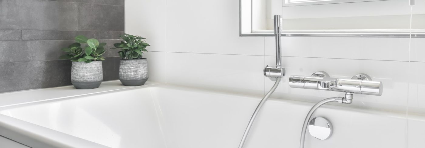 Minimalista termosztátos kád csaptelep fehér csempés fürdőszobában